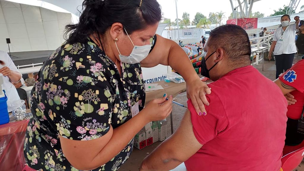 Reinicia vacunación Covid en Durango; la segunda dosis se aplica solo en la Velaria