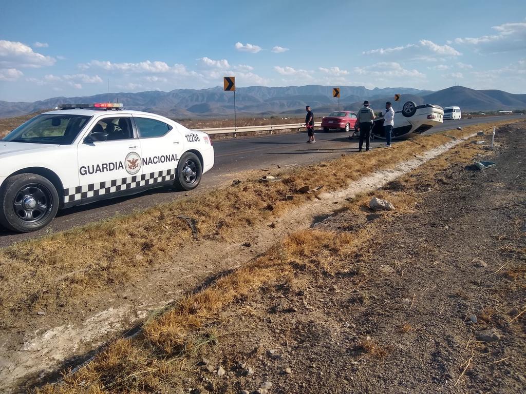 Automovilista vuelca sobre la carretera libre Gómez Palacio-Durango