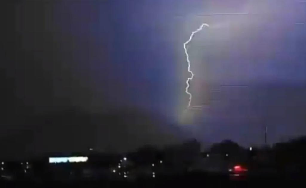 Amanecen con tormenta eléctrica en la zona metropolitana de Monterrey; genera inundaciones