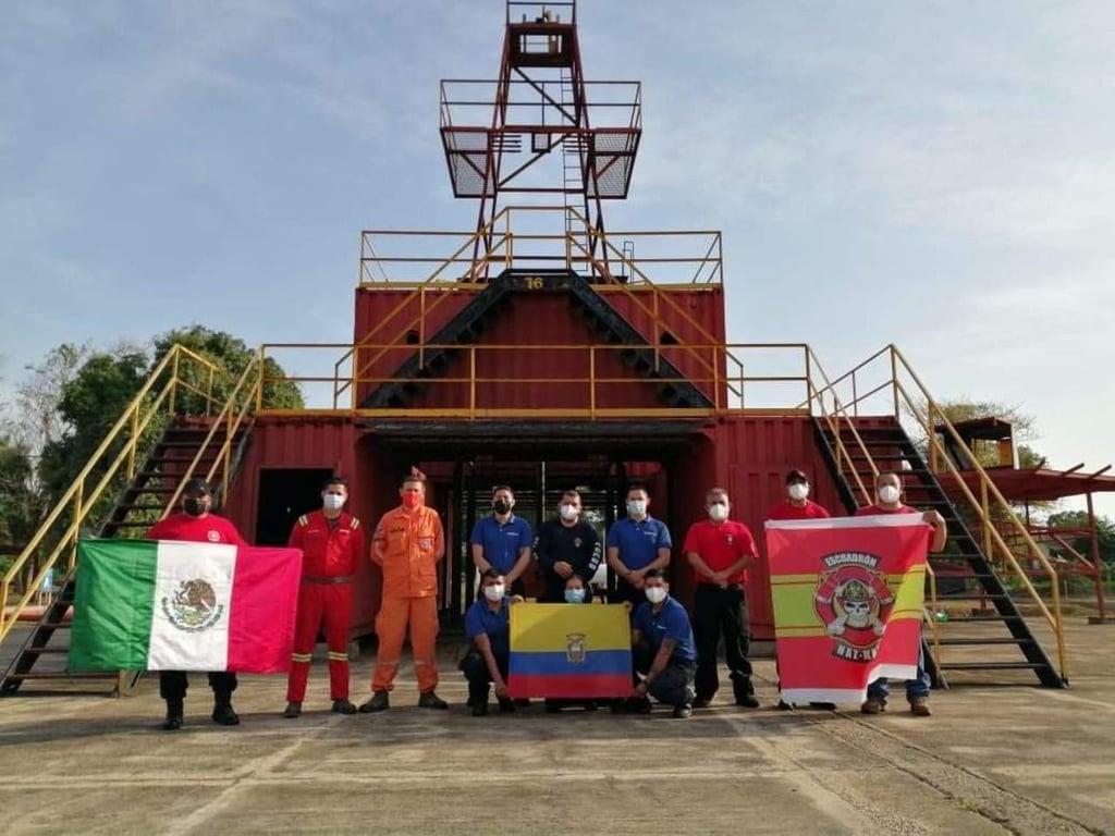 Reconocen a bomberos duranguenses por certificación en Colombia
