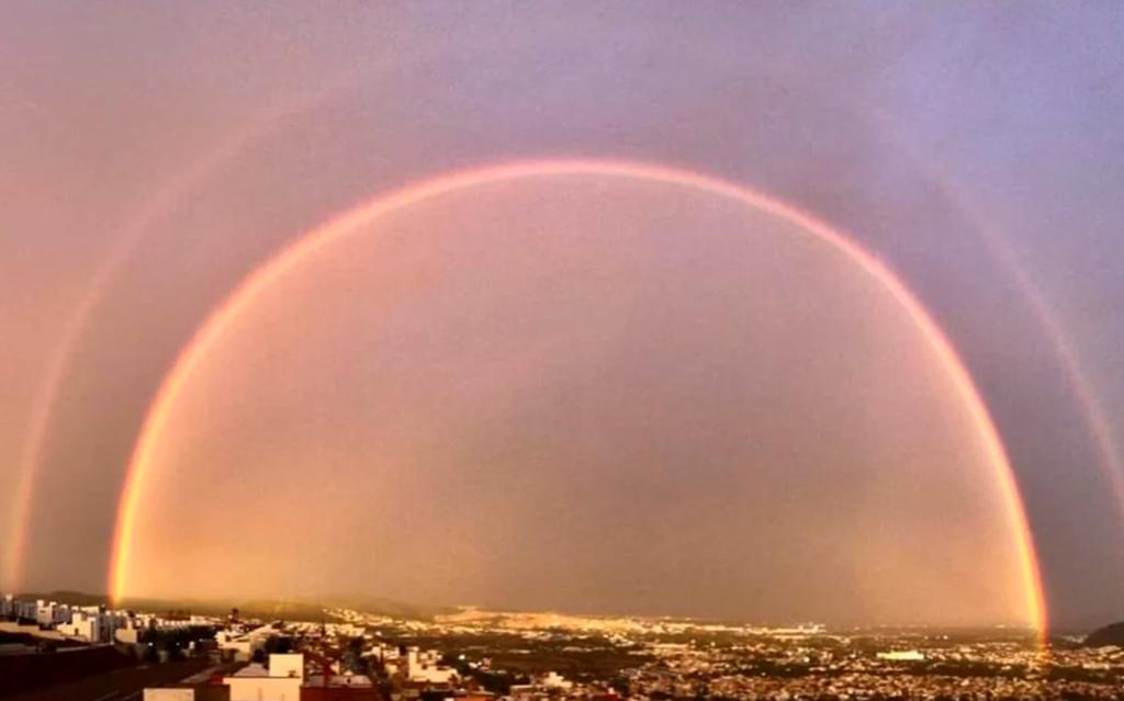 Doble arcoíris sorprende a los habitantes de Querétaro