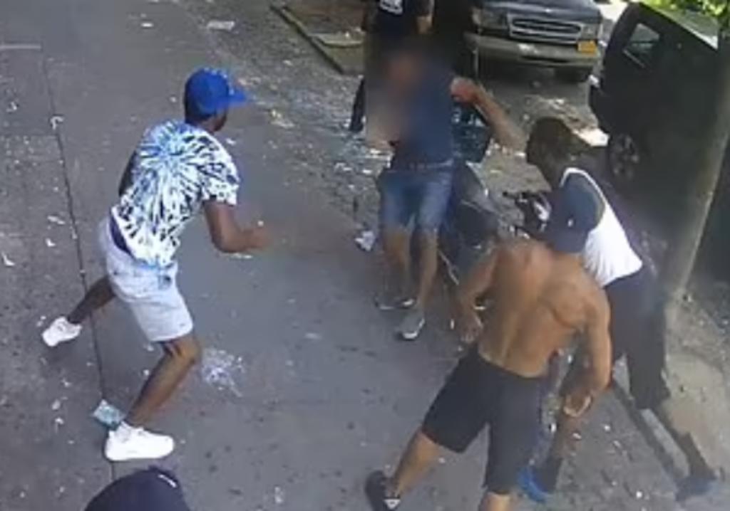 Tres hombres golpean a policía fuera de servicio en plena calle tras una discusión