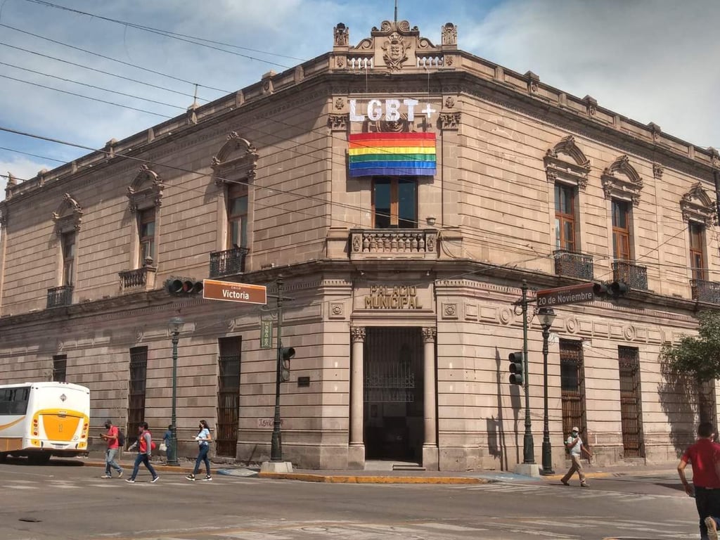 Colocan bandera LGBT+ en emblemático edificio de Durango