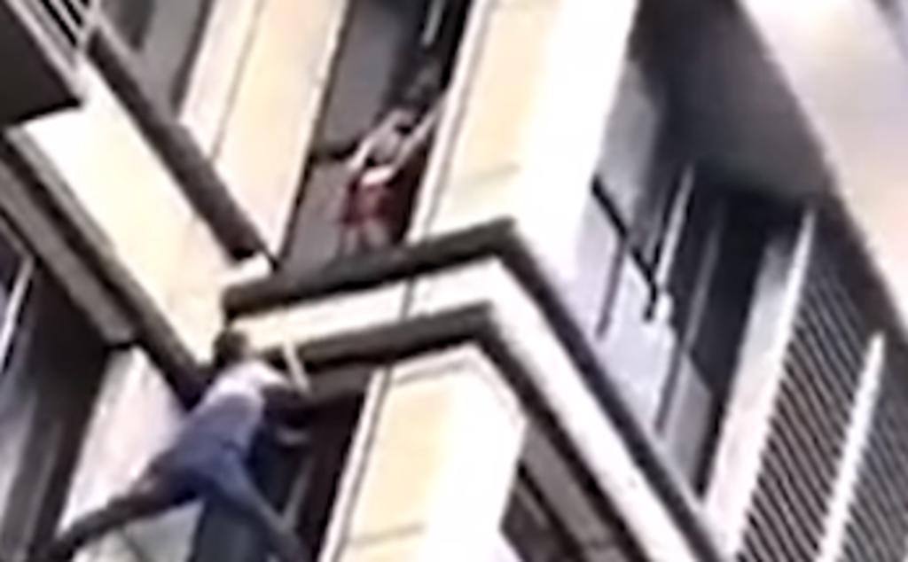 Hombre escala 3 pisos de edificio para rescatar a un niño de un incendio
