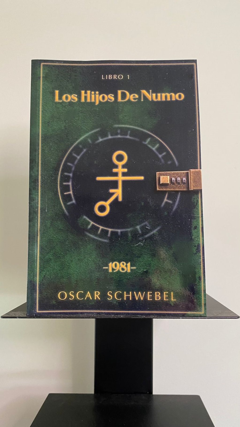 Óscar Schwebel, integrante de OV7, lanza su primer libro