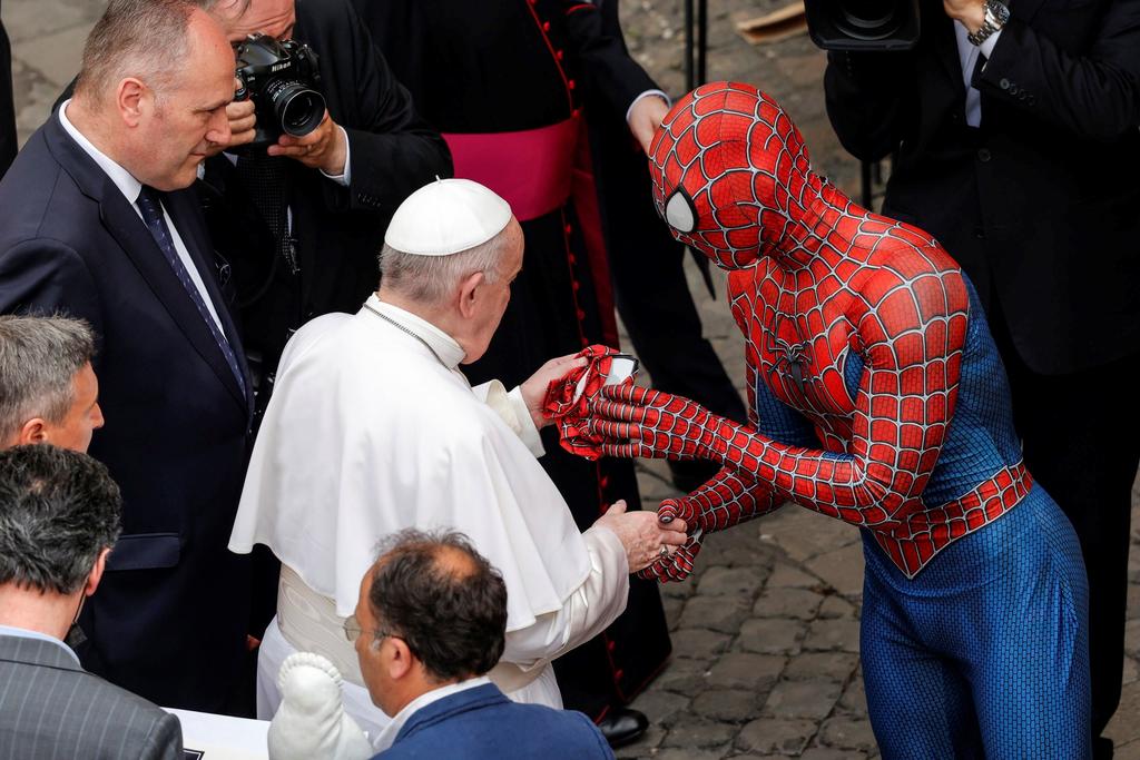 'El crossover que no esperabas'; el Papa Francisco conoce a 'Spiderman' en el Vaticano