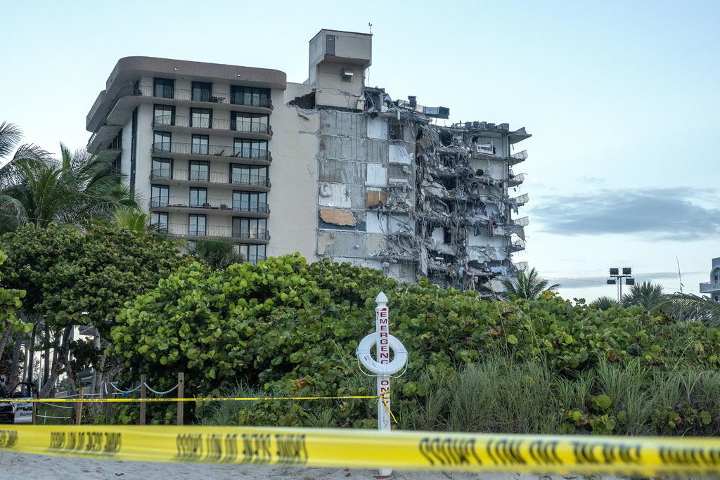 Derrumbe parcial de un edificio deja al menos un muerto en Miami Beach