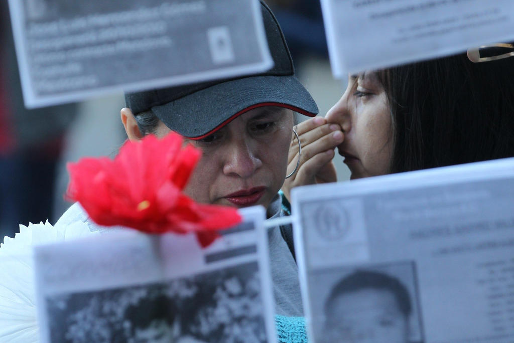 Familiares de desaparecidos en carretera a Nuevo Laredo bloquean calles