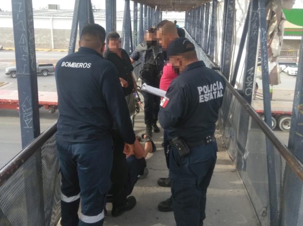 Mujer trata de lanzarse de puente peatonal en Gómez Palacio