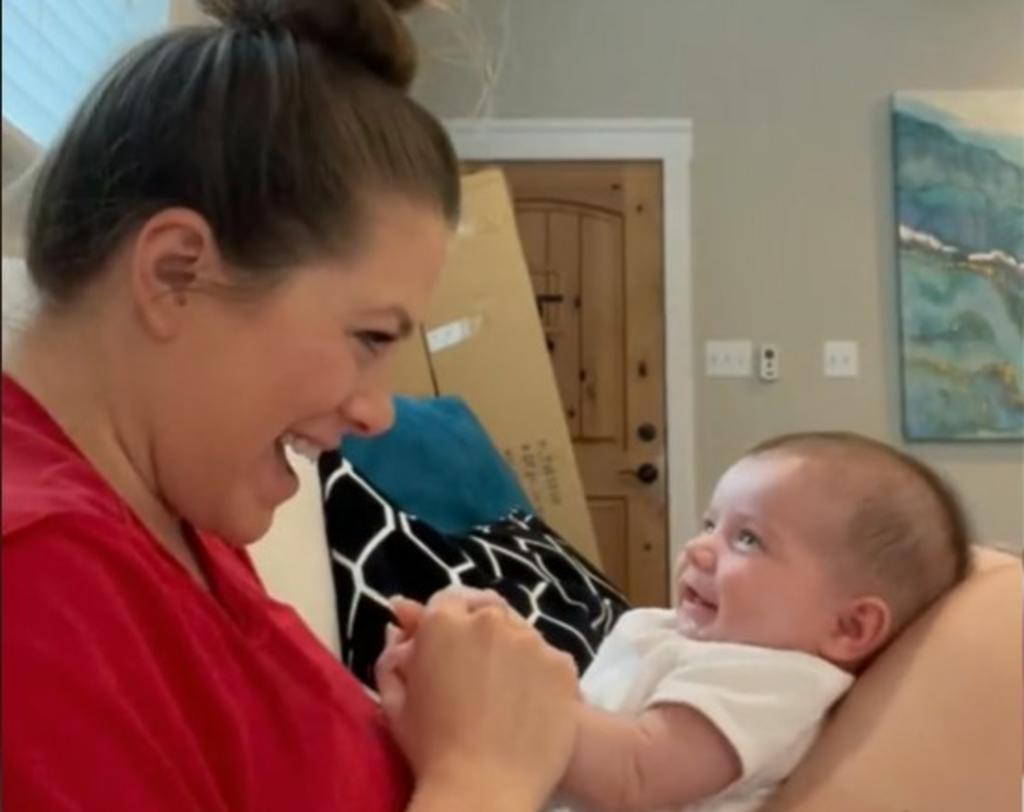 Mamá supera las 20 millones de vistas con su reacción a la primera risa de su bebé