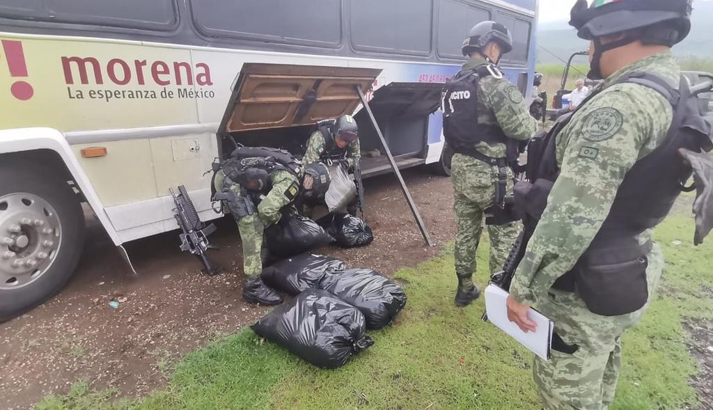 Decomisan en Michoacán camión cargado de droga ¿Con logo de Morena?