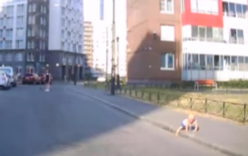 Bebé por poco es atropellado luego de que gateó desde un parque infantil hacia la calle