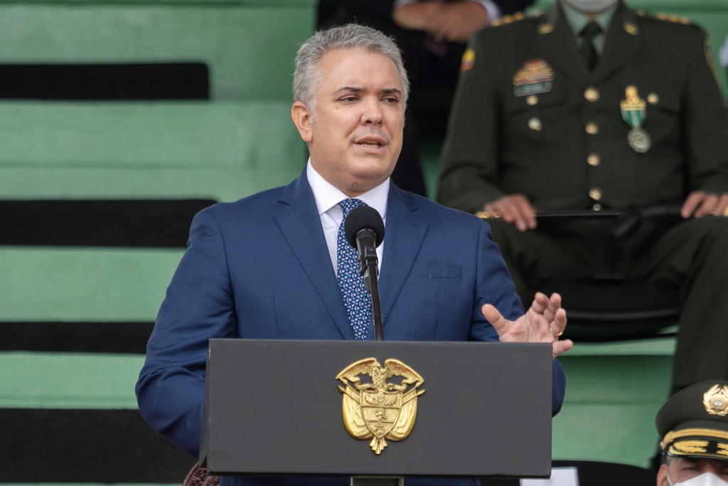 Helicóptero en el que viajaba el presidente de Colombia es atacado a tiros