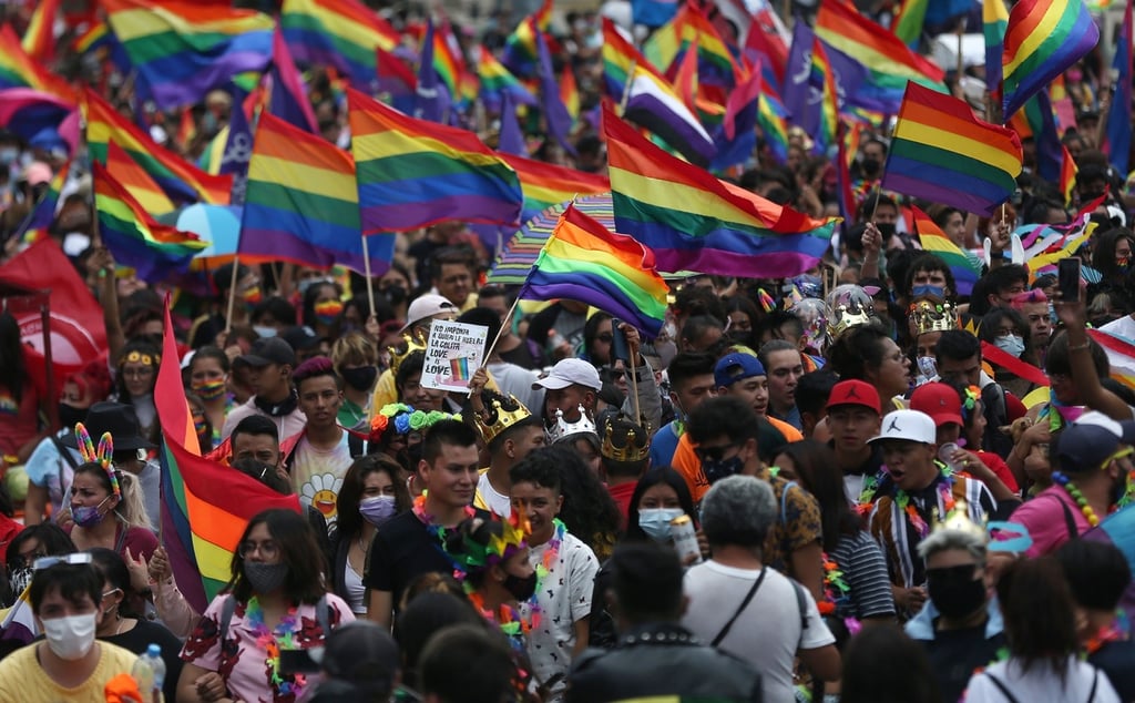Miles participan en marcha de LGBT