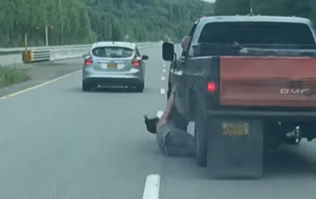 Mujer es atropellada por su novio tras una disputa en plena carretera