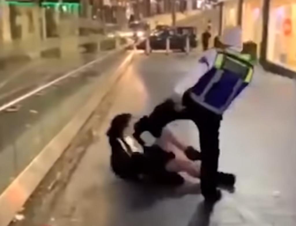 Guardia de seguridad golpea con un palo a mujer que le arrojó una bebida