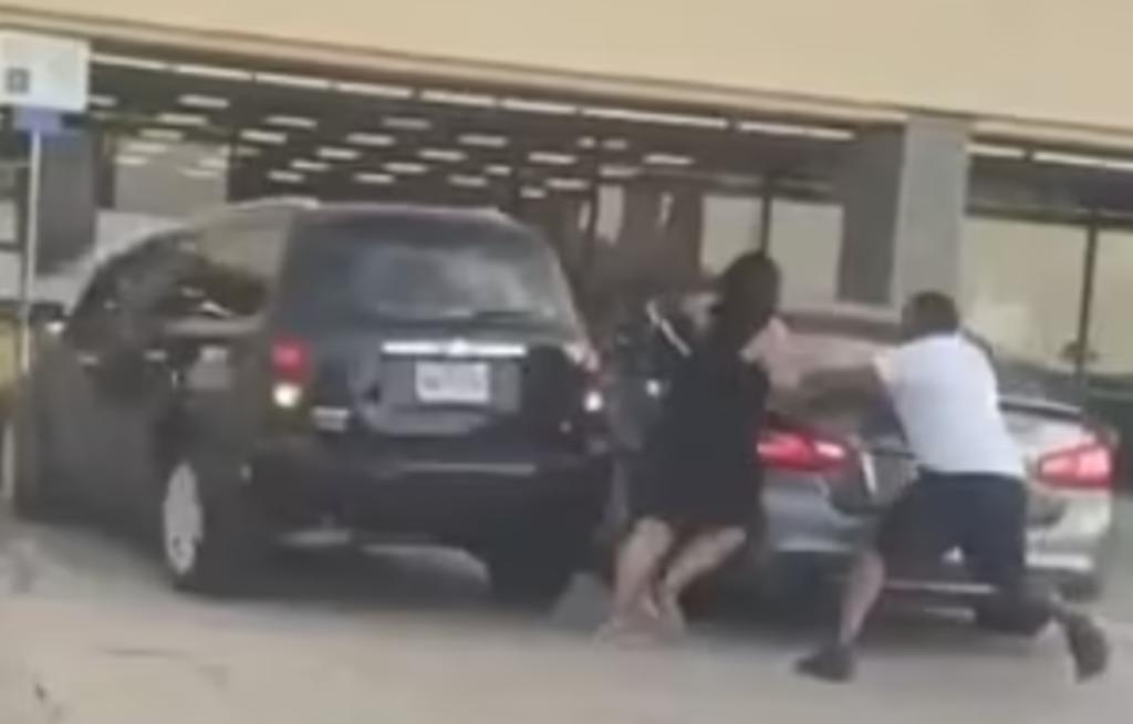 Mujer es arrestada por atropellar a una persona tras estrellar su vehículo en una tienda