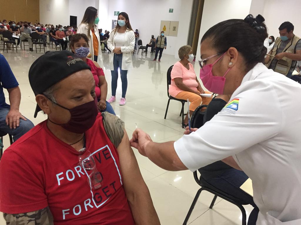 Casi 5 mil dosis antiCOVID se aplicaron en primer día de vacunación en Gómez Palacio