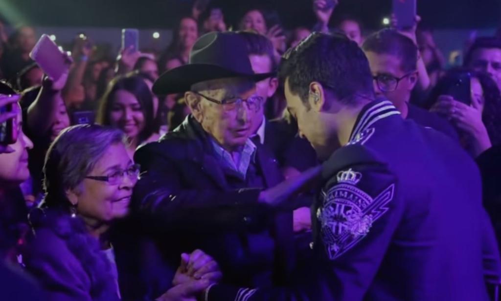 Abuelito de Carlos Rivera le dio su última bendición en Torreón