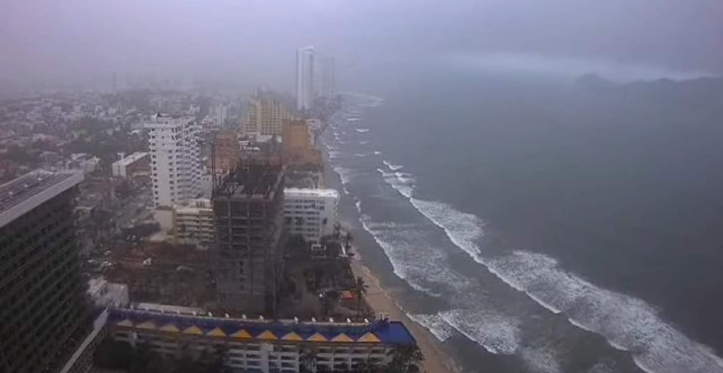 Oleaje alto se presenta en Mazatlán por tormenta tropical 'Enrique'
