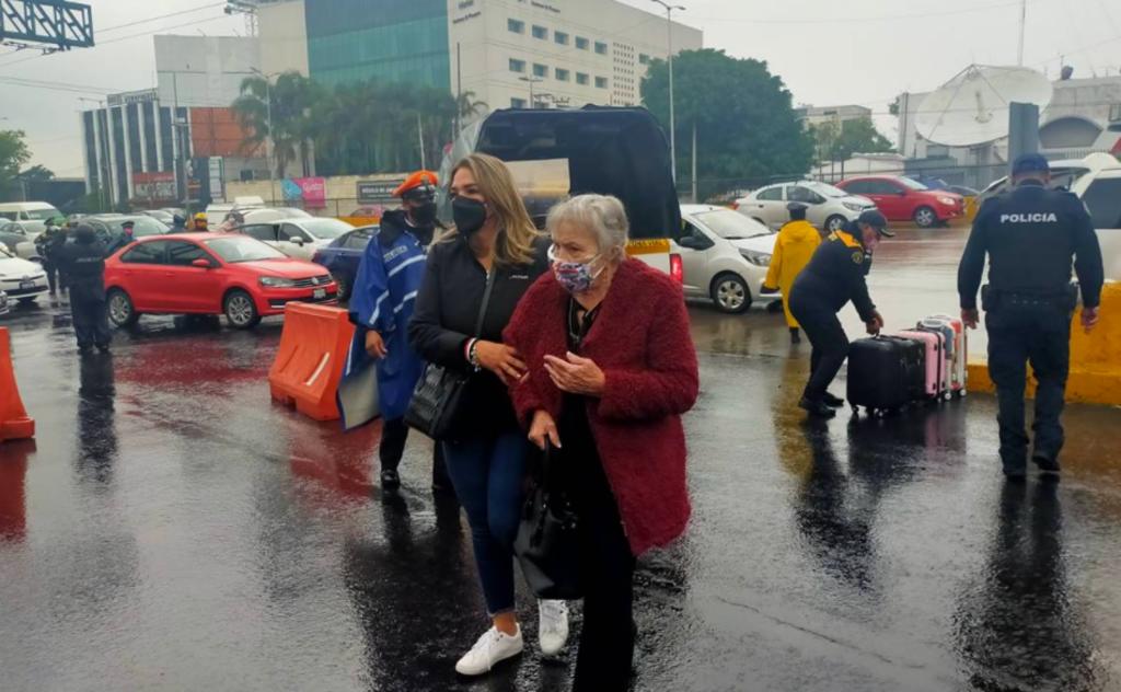 Pasajeros padecen bloqueo y lluvias en el Aeropuerto Internacional de la Ciudad de México