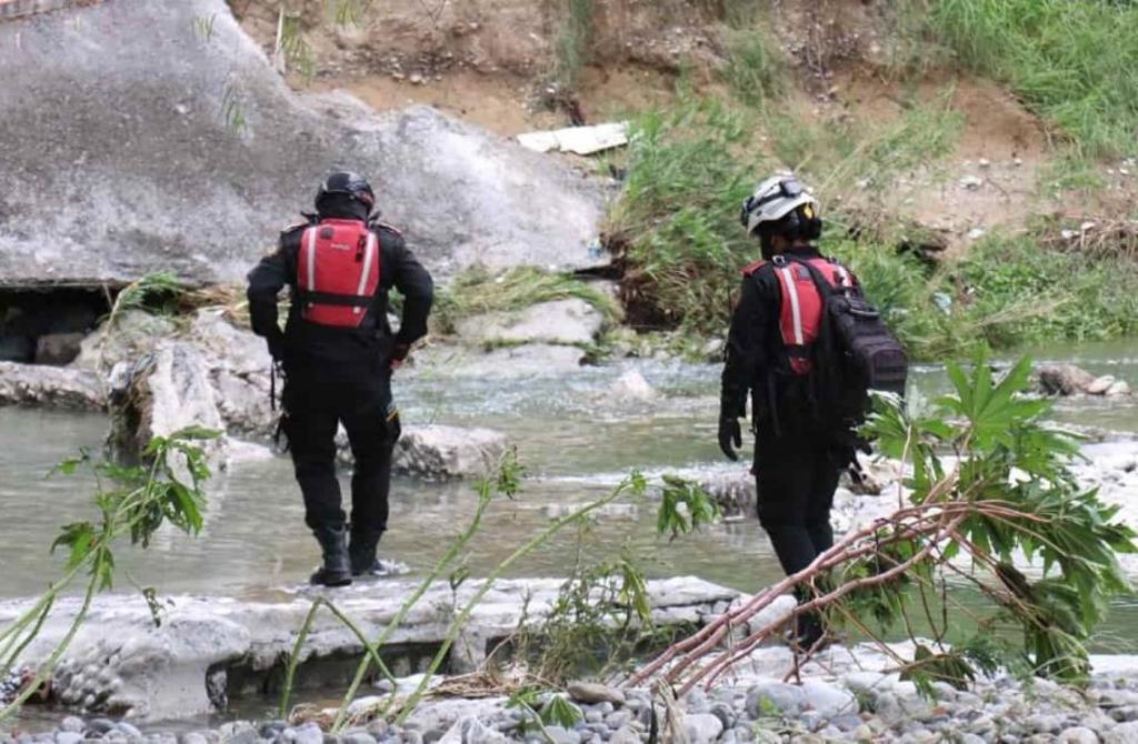 Rescatistas de Protección Civil de Nuevo León buscan a mujer que fue arrastrada por río La Silla