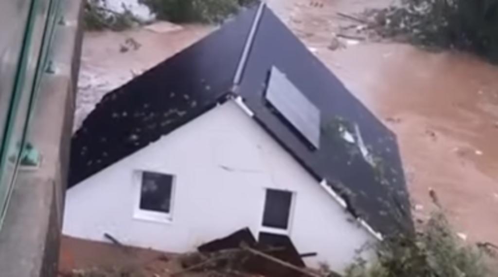 Una casa es grabada siendo arrastrada por un río durante inundaciones en Alemania