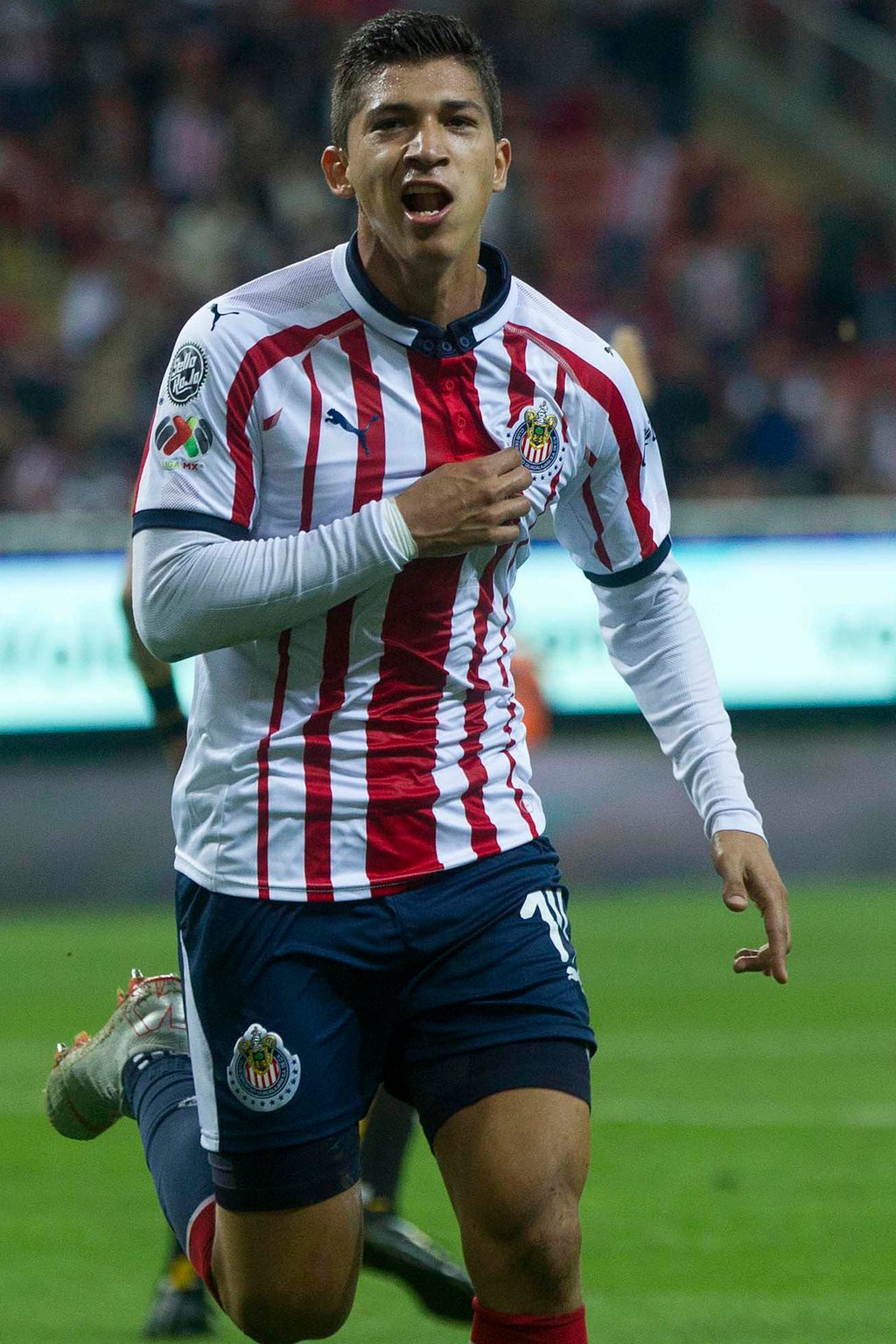 Zaldívar es el '9' de las Chivas