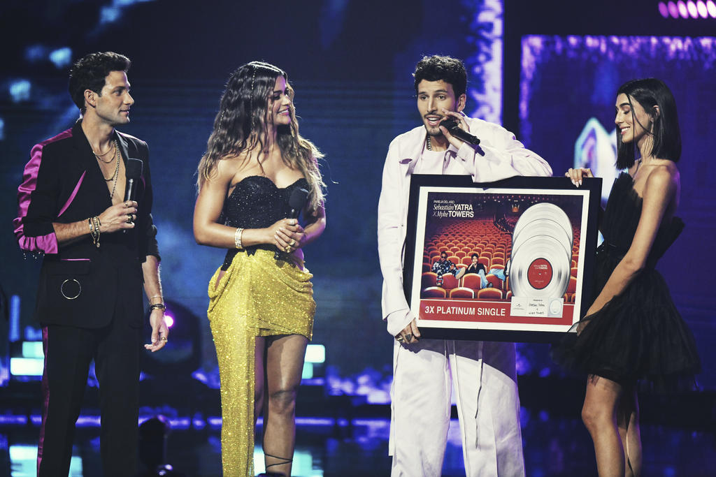 Sebastián Yatra recibe sorpresa en Premios Juventud