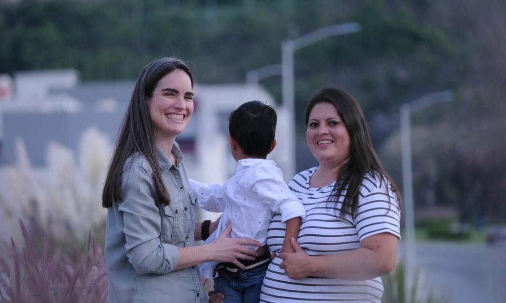 Familia en Guadalajara hace historia; pareja de mujeres logran adopción de un niño