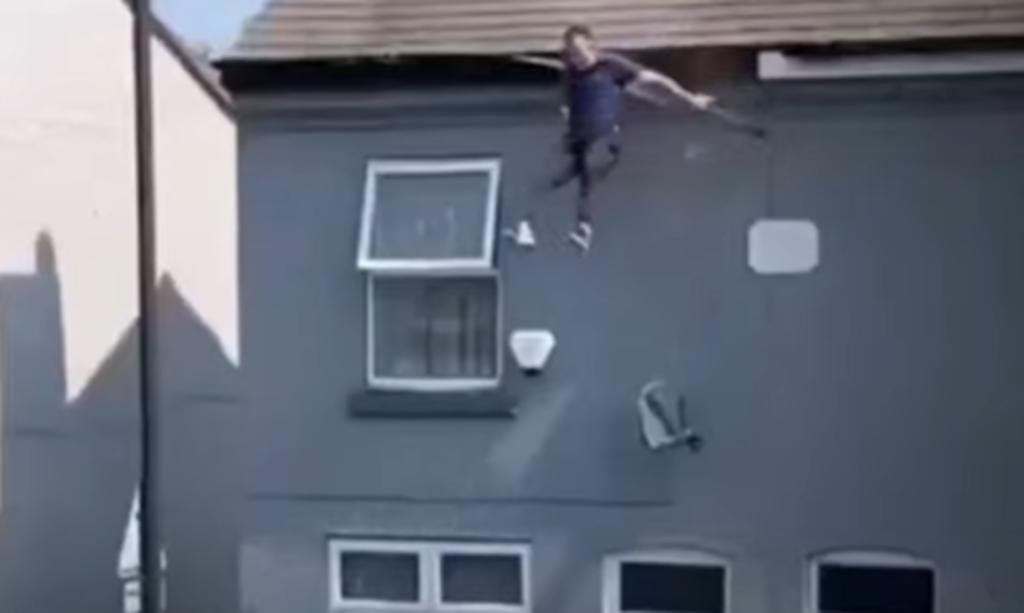 Supuesto criminal cae desde el techo de una casa al intentar huir de la policía