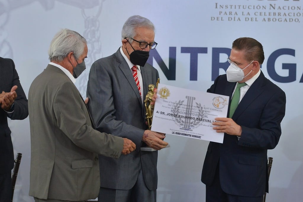 Entregan reconocimientos y doctorado Honoris Causa