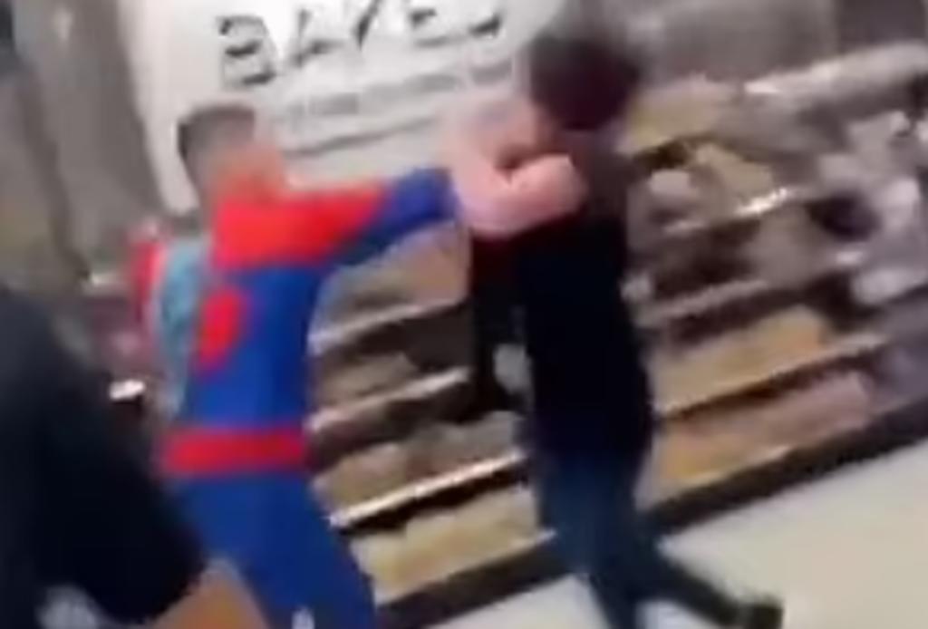 Hombre vestido de 'Spider-Man' ataca y noquea a empleada de supermercado