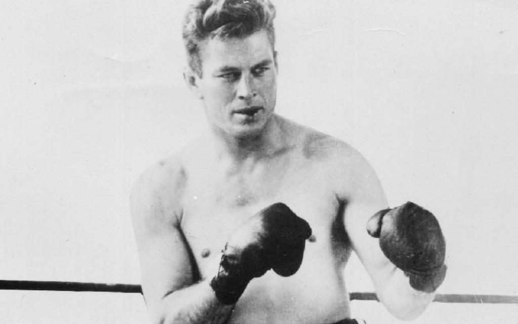Un día como hoy, el campeón mundial de peso completo Gene Tunney sostuvo la última pelea de su carrera