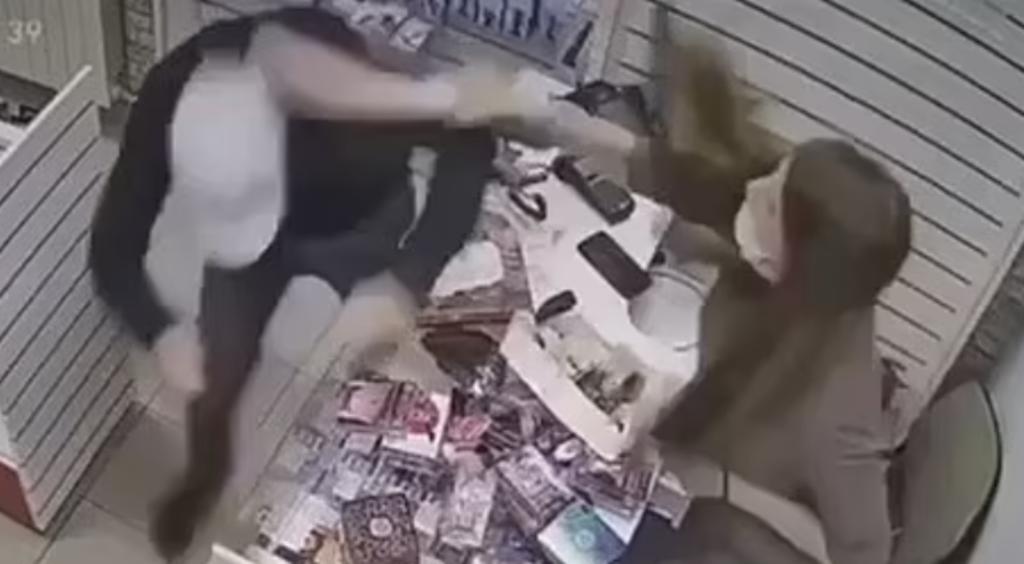 Empleada de 'sex shop' ahuyenta a hombre armado con un juguete 'para adultos'