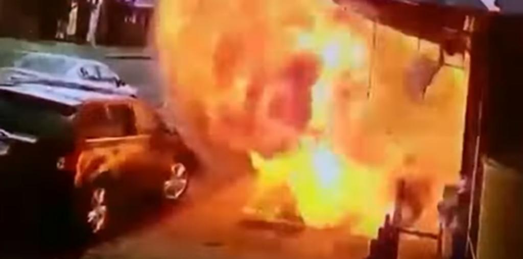 Explosión subterránea envuelve en llamas a un hombre que caminaba sobre la acera