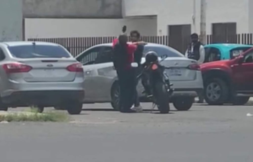(VIDEO) Dos hombres pelean a golpes en plena calle en Durango