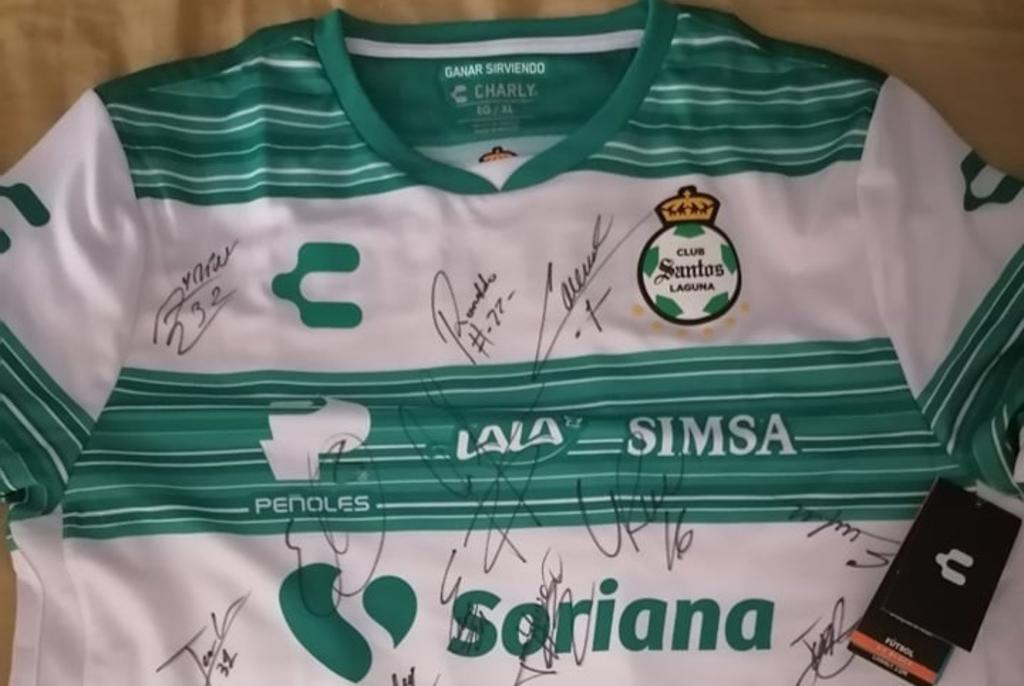 Hombre rifa playeras autografiadas del Santos Laguna para pagar su trasplante de médula ósea