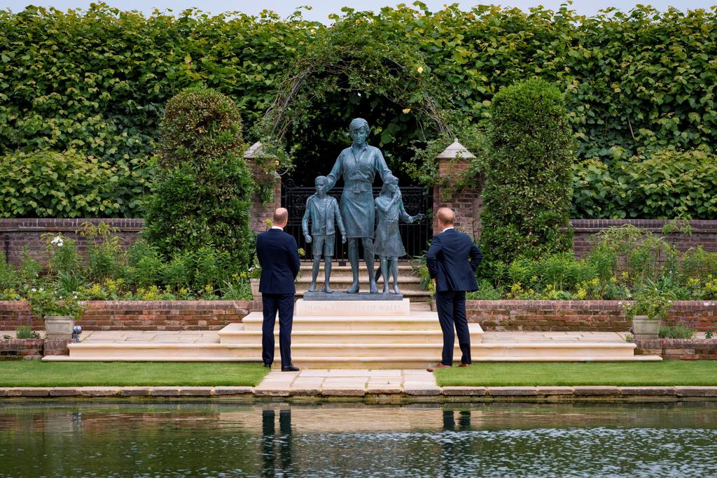 Príncipes William y Harry desvelan juntos estatua en honor a Lady Di