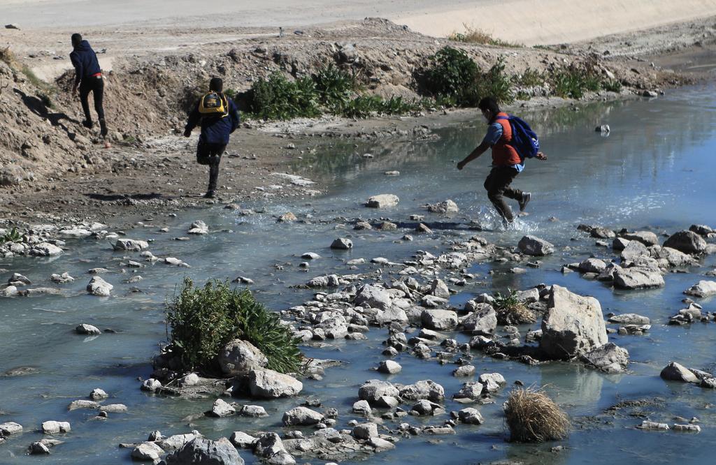 Unos 30 migrantes son rescatados al intentar cruzar el Río Bravo