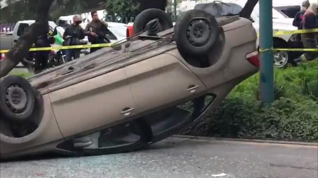 Conductor de Uber vuelca y muere en Edomex; pasajera sobrevive