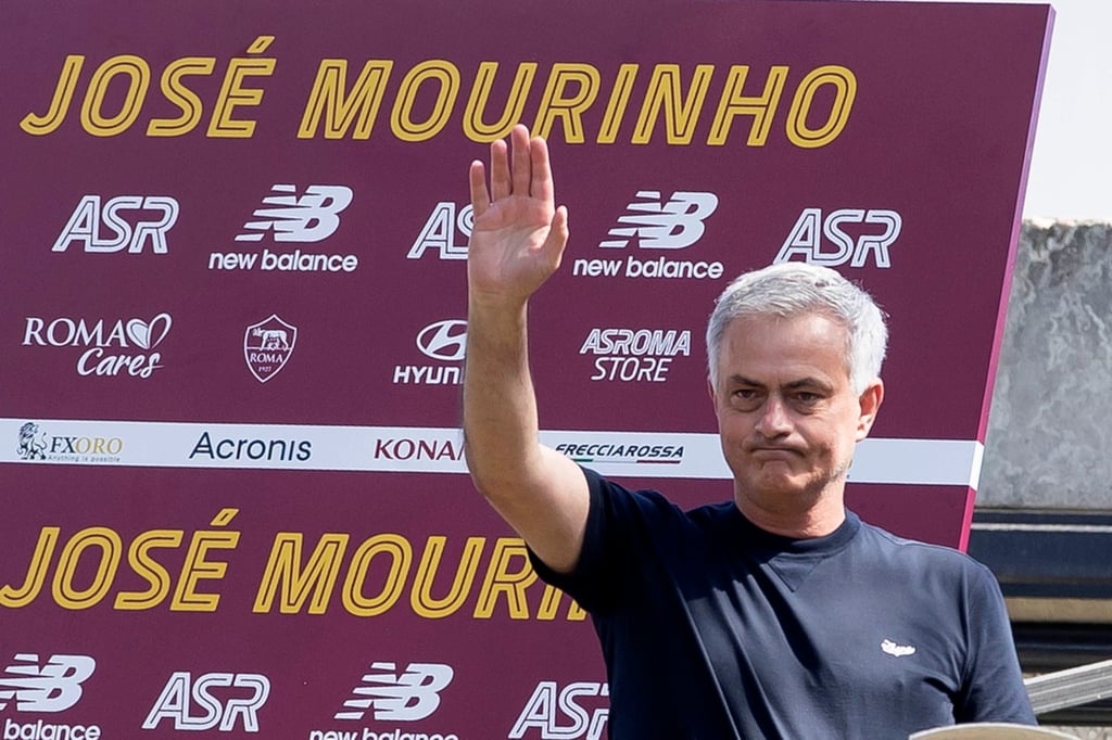 Miles de aficionados de la Roma reciben al nuevo técnico José Mourinho