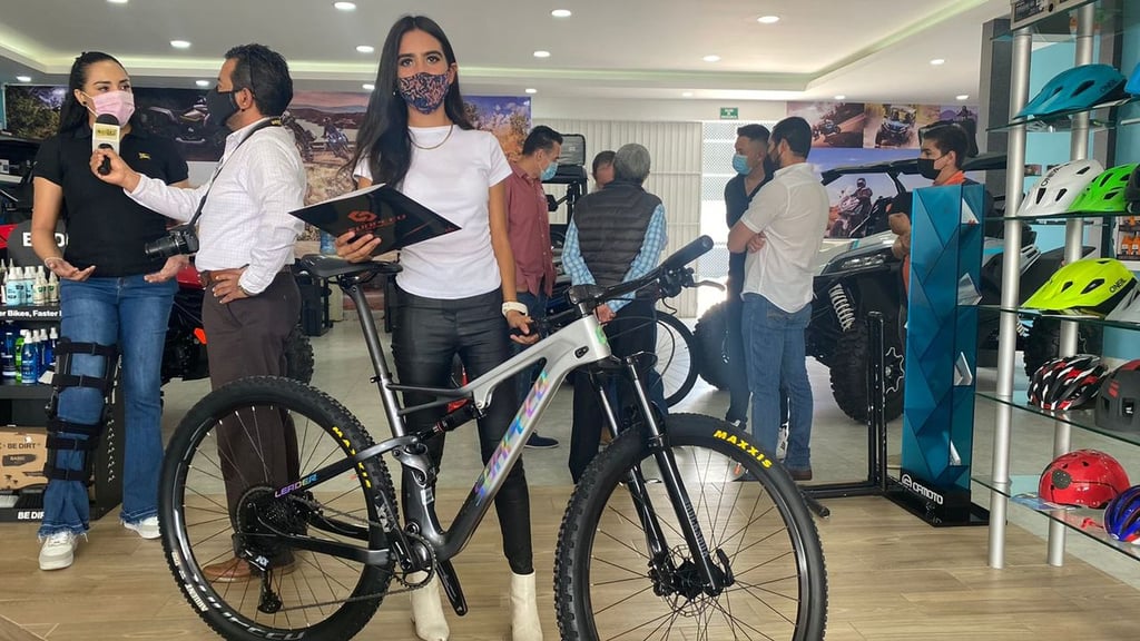 Deportista recibe bicicleta para Juegos Conade