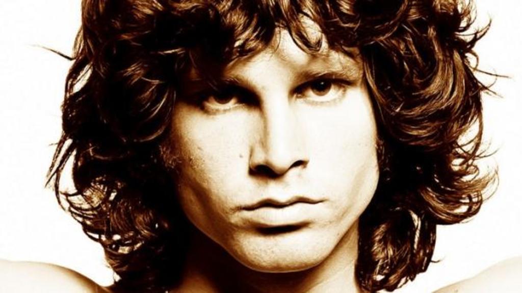 Visitan tumba de Jim Morrison en el 50 aniversario de su muerte