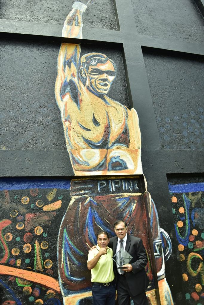 Homenaje a 'Pipino' Cuevas con mural 'Con el Puño en Alto'