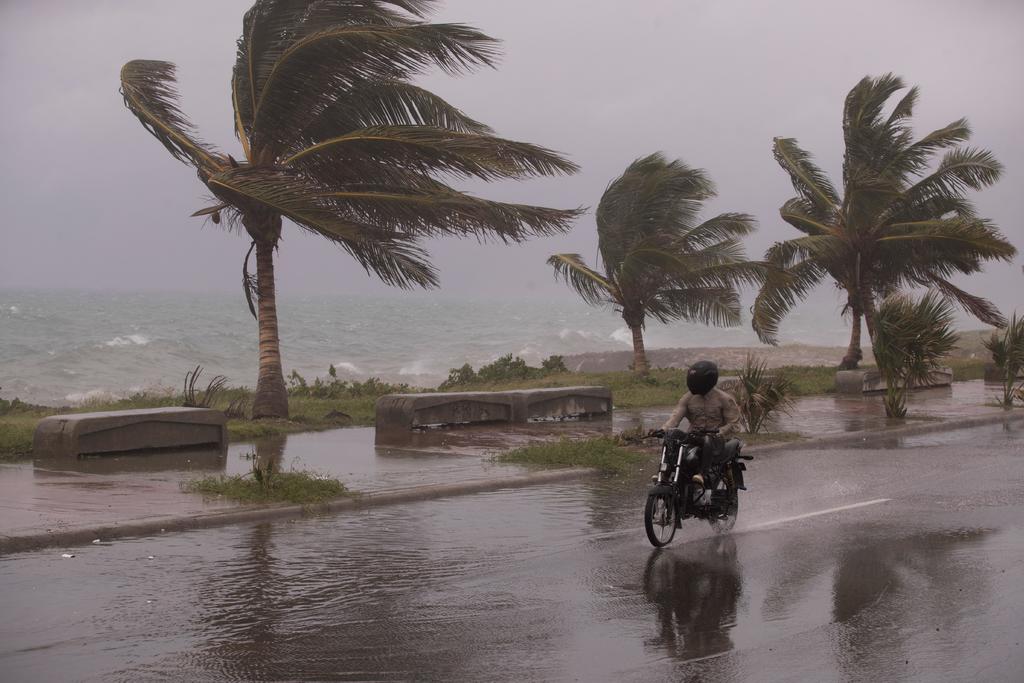 Tras dejar tres muertos en el Caribe, la tormenta tropical 'Elsa' surca los mares cubanos