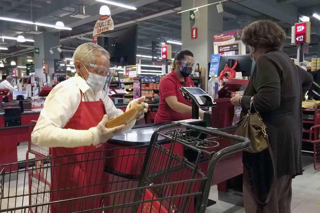 Adulto mayor regresa como empacador a supermercado en México