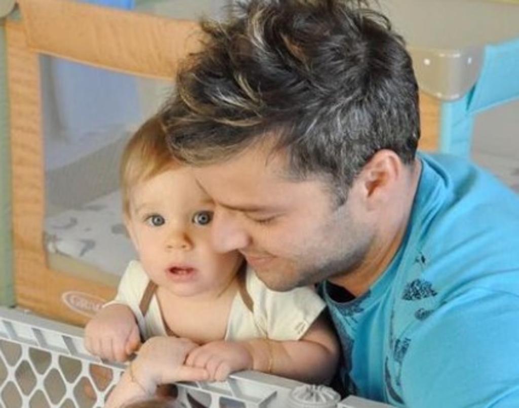 Ricky Martin exhibe homofobia al ser reportado por 'pedofília' en foto con su hijo
