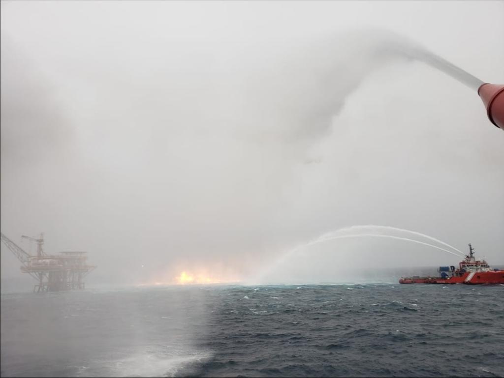 Incendio en Golfo de México genera críticas sobre gestión de Pemex