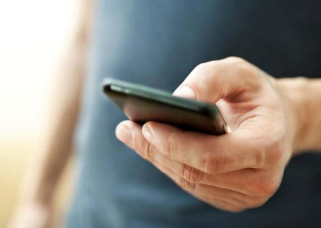 Hombre paga con un celular a mujer para poder tocar a su hija de 12